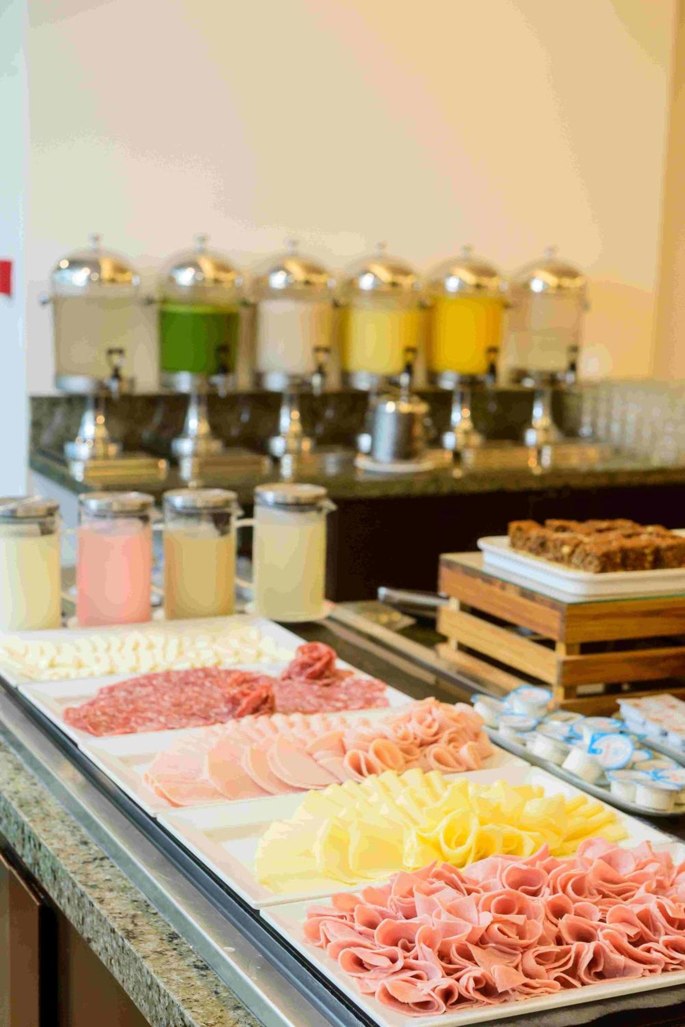 Hotel Luzeiros Fortaleza 외부 사진 A buffet at a hotel