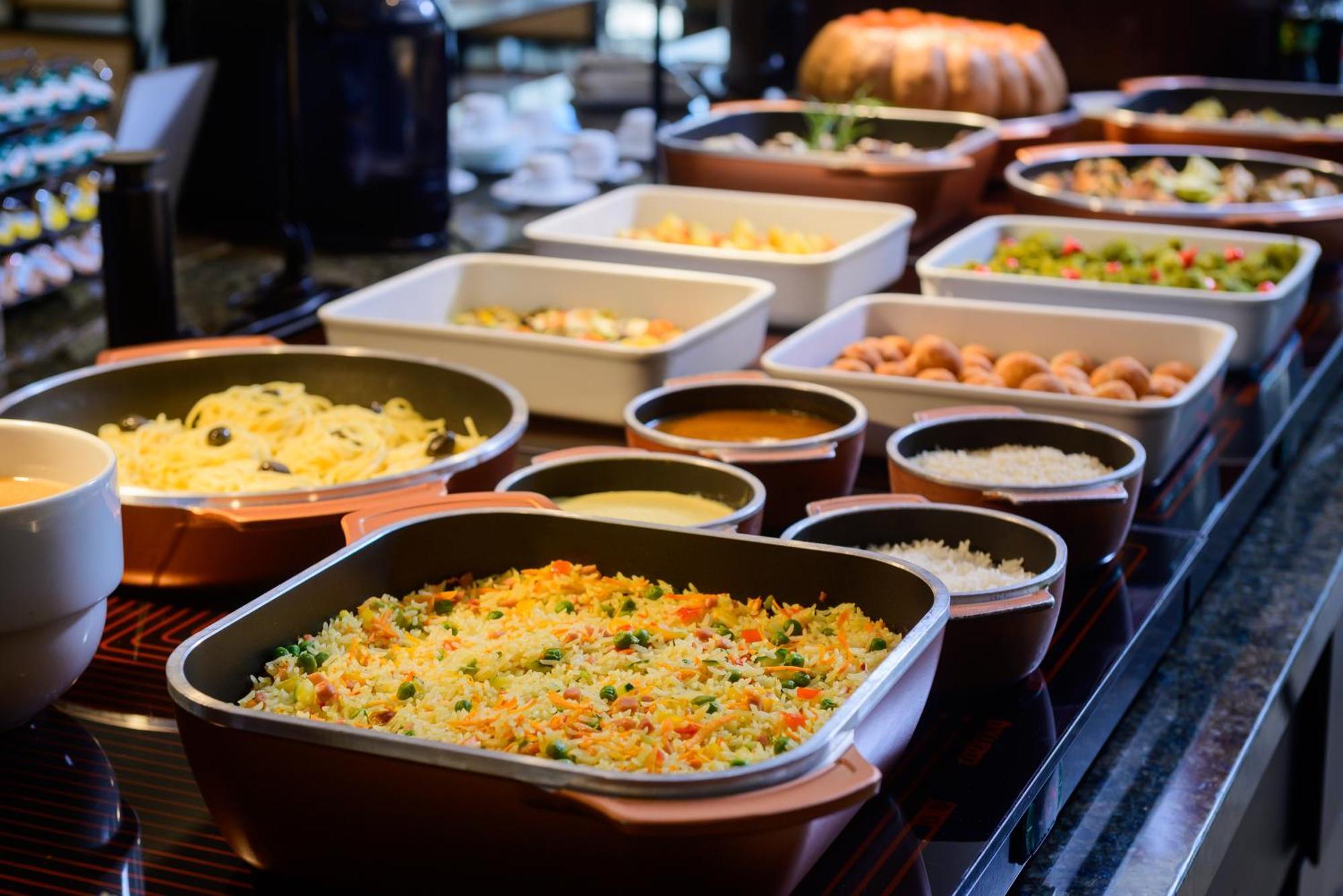 Hotel Luzeiros Fortaleza 외부 사진 A selection of Indian cuisine at a buffet
