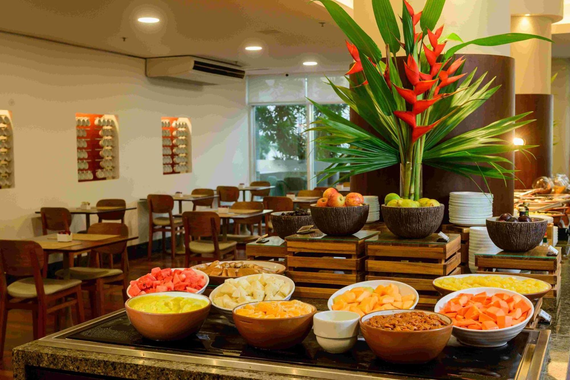 Hotel Luzeiros Fortaleza 외부 사진 A buffet at a hotel