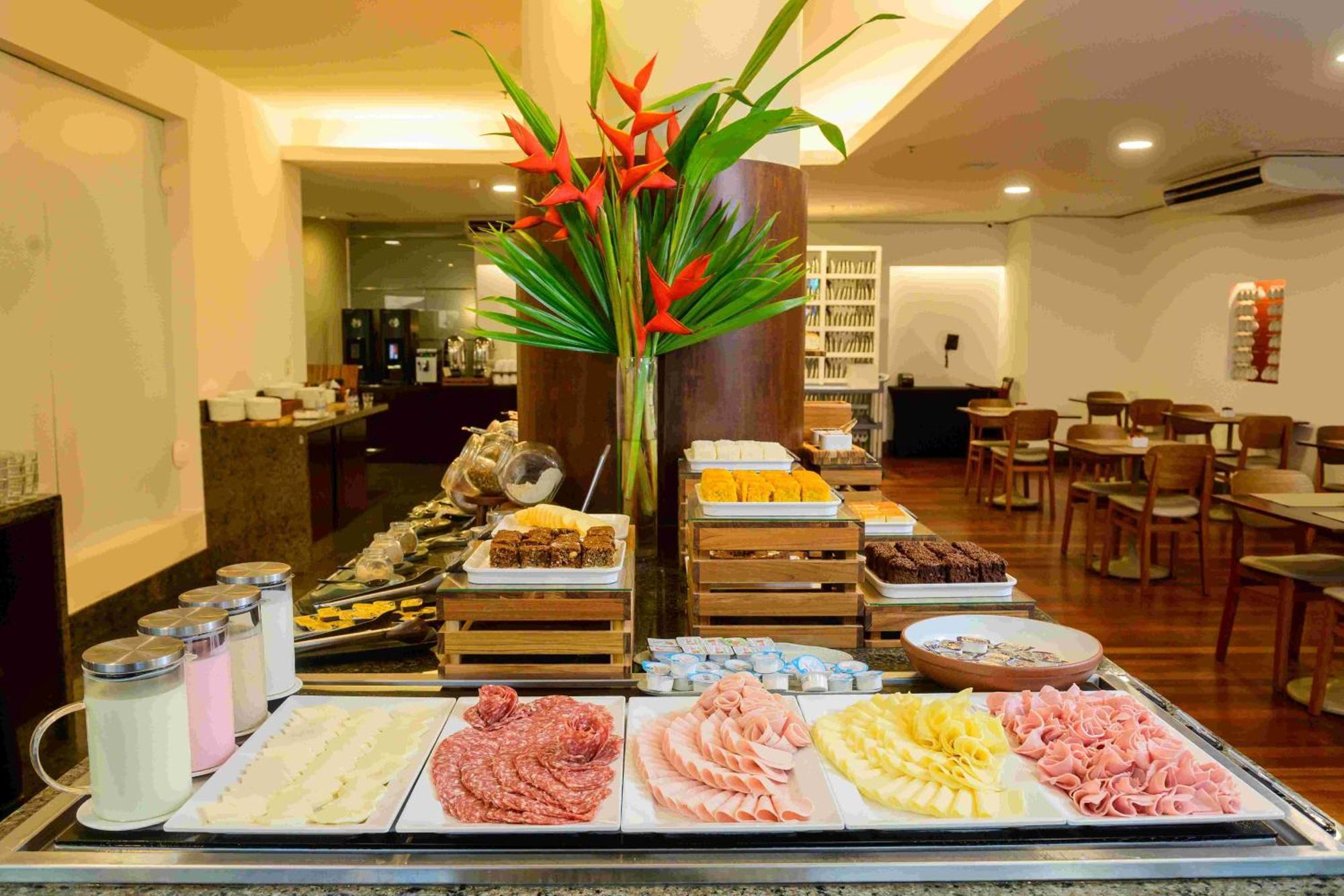 Hotel Luzeiros Fortaleza 외부 사진 A buffet at a hotel